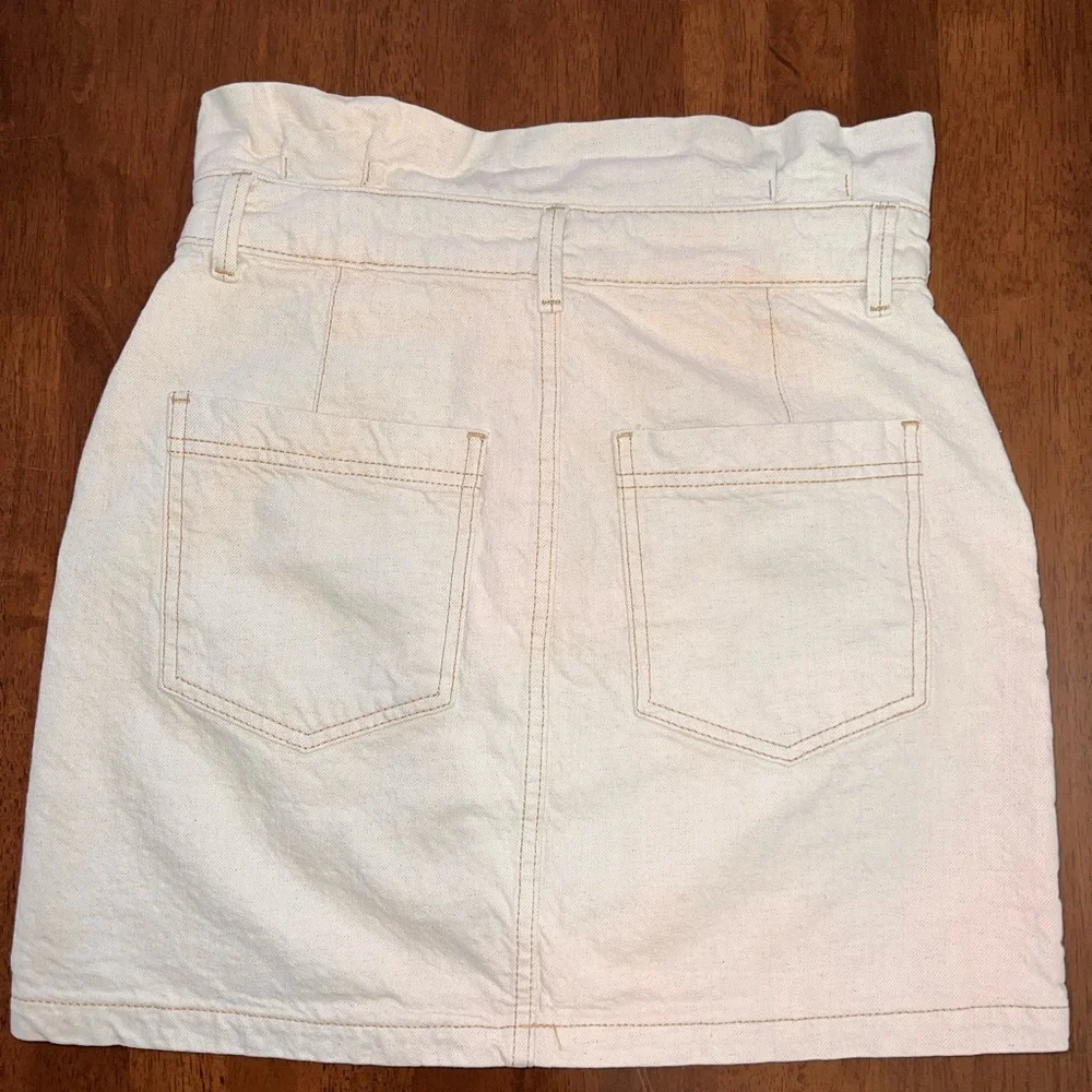 Free People Off White Mini Skirt. Paper bag waist. Preppy minimalist cute Size 4